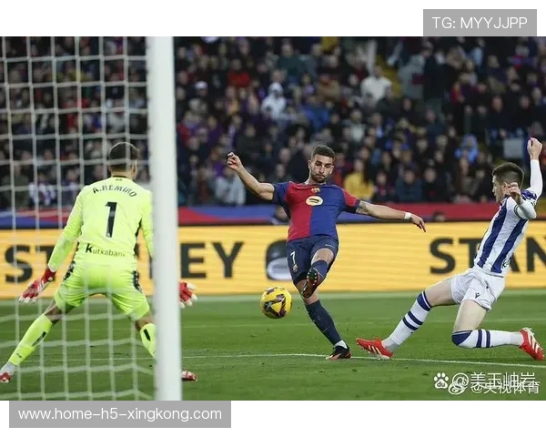 西甲巴萨右路传中精准,头球终结得分的致胜艺术